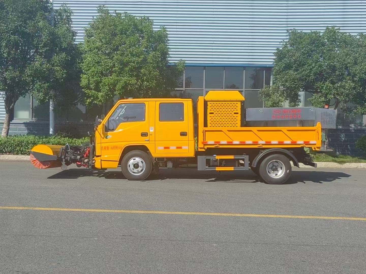 藍牌江鈴多功能掃雪融雪一體車